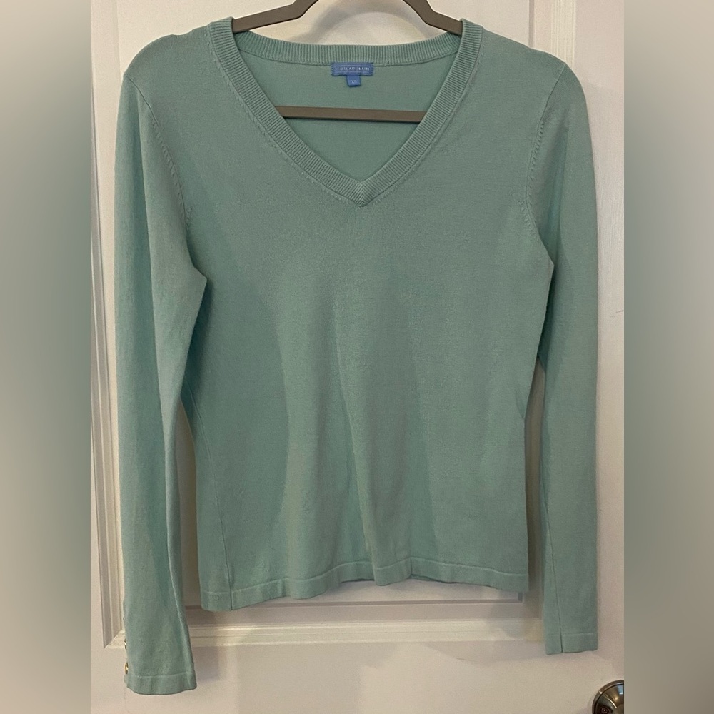 J McLaughlin Sweater Sz XS Green V-neck Gold Buttons On Sleeves